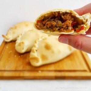 Empanada de carne vegetal a cuchillo