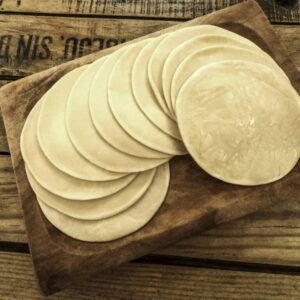 Imagen de Tapas de empanadas veganas roticeras sobre una madera