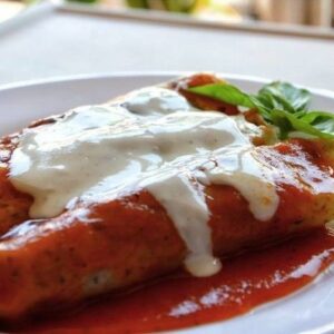Canelones veganos de ricotofu y verdura con salsa mixta