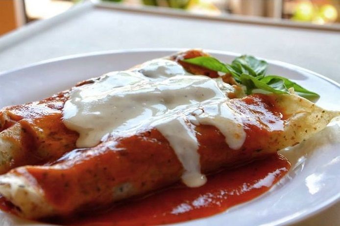 Canelones veganos de ricotofu y verdura con salsa mixta