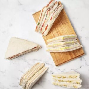 docena surtida de sándwiches de miga