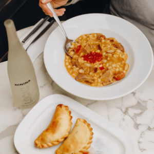 Locro vegano con empanadas de carne vegetal a cuchillo